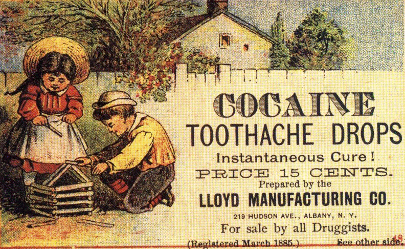 Anúncio antigo em inglês com o texto “Cocaine Toothache Drops” e “Instantaneous Cure!”, acompanhado de uma ilustração de adultos e crianças; peça publicitária histórica.